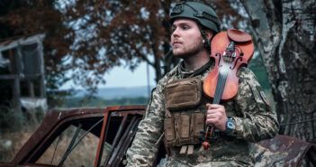 Державний секретар США Ентоні Блінкен поділився відеороликом з українським скрипалем, військовослужбовцем та учасником «Культурного десанту» Мойсеєм Бондаренком