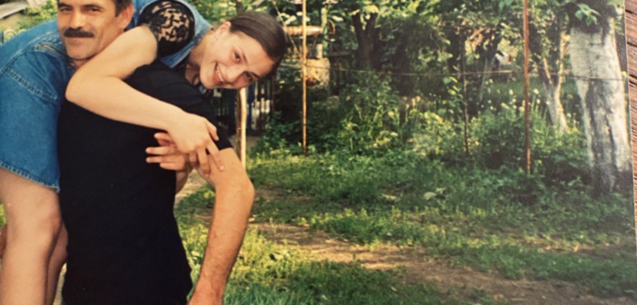 Jamala, TAYANNA, Євген Хмара та інші українські зірки показали свої відео з татом у новому кліпі: Марта Адамчук презентує особливу роботу “Father”