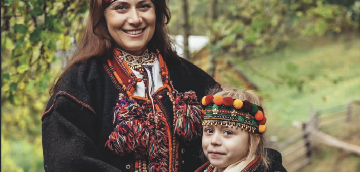 Фотопроєкт «Вишитий орнамент – це не про минуле, це про нас сьогодні»: Марʼяна Беник з донечкою Марічкою