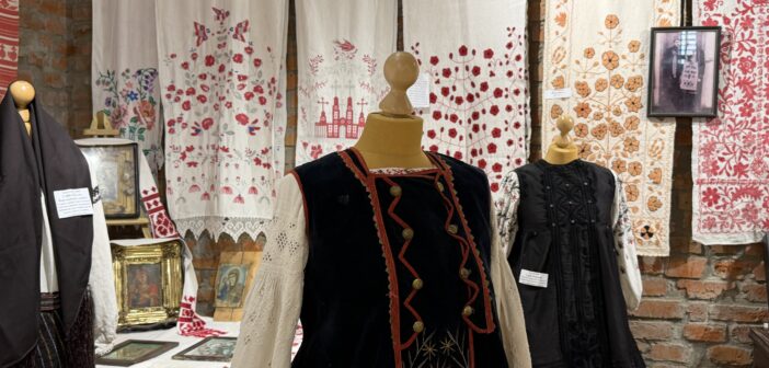 Весільні рушники, ікони та старовинний одяг: у Івано-Франківську представили старожитності Слобожанщини